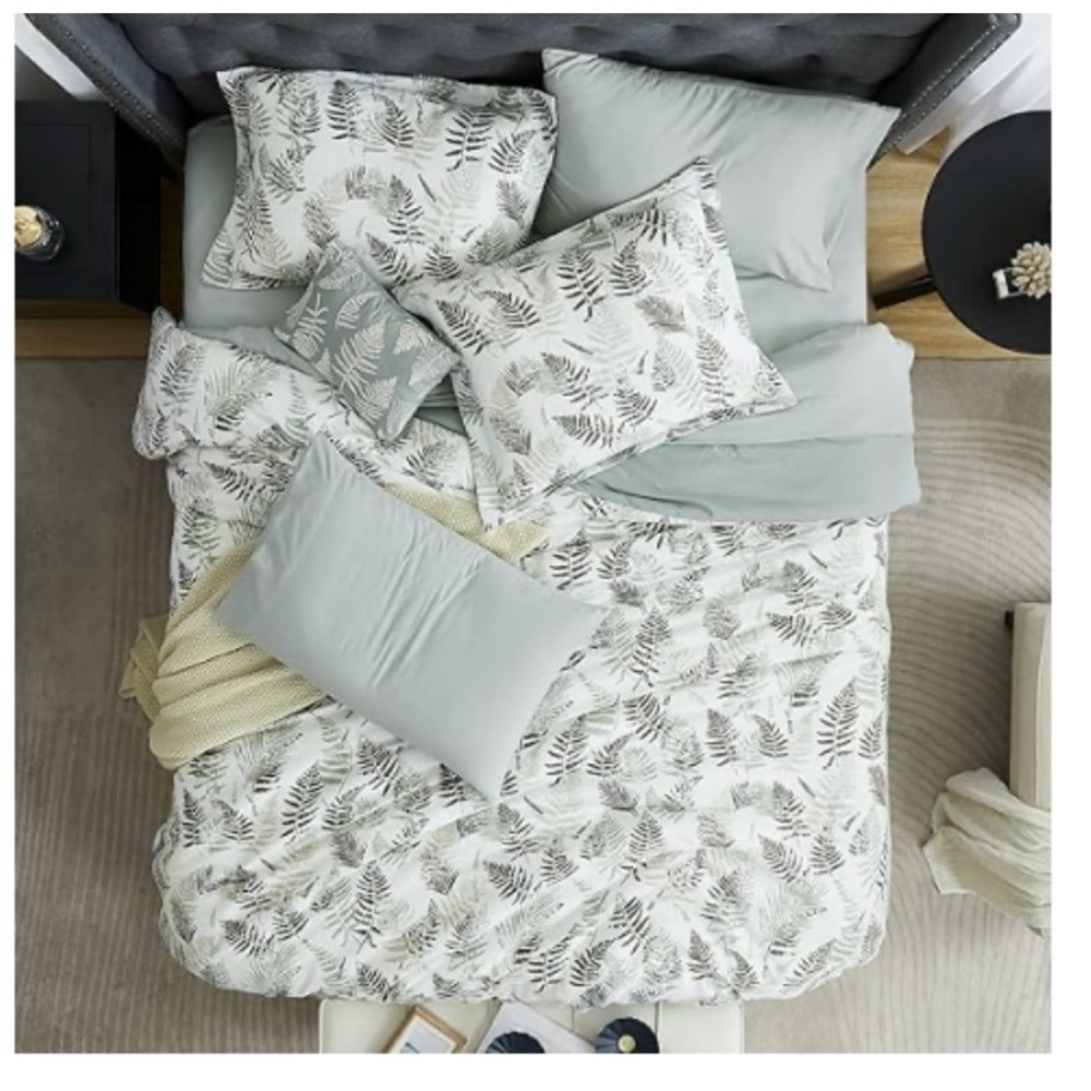Elegant Leaf Pattern Bedding Set in Sage Green and White